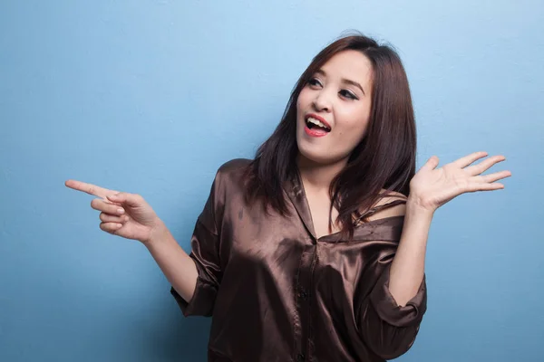 Excited Asian woman point to blank space. — Stock Photo, Image