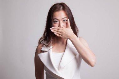 Genç Asyalı kadın ağzını el ile kapatın.