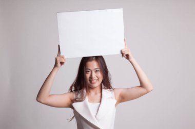 Beyaz boş işareti ile genç Asyalı kadın.