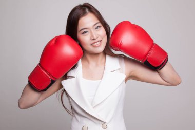 Genç Asyalı kadın kırmızı boks eldivenli.