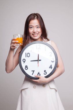 Asyalı kadın saati içki portakal suyu ile.