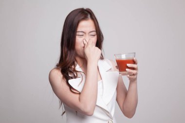 Genç Asyalı kadın nefret domates suyu.