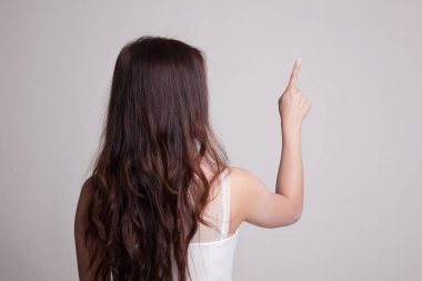 Asyalı kadın onun parmak ile ekranın dokunmadan.