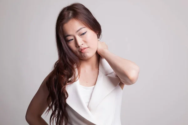 Genç Asyalı kadın boyun ağrısı var. — Stok fotoğraf