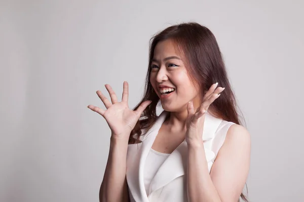 Jonge Aziatische vrouw is verbaasd en glimlach. — Stockfoto