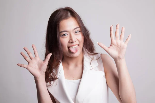 Joven asiática mujer sticking su lengua fuera . —  Fotos de Stock