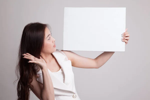 Jonge Aziatische vrouw verrassen met witte leeg bord. — Stockfoto