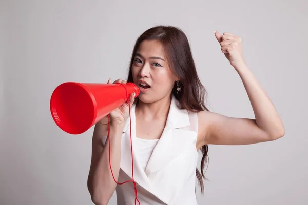 Красивая молодая азиатка объявляет с мегафоном . — стоковое фото