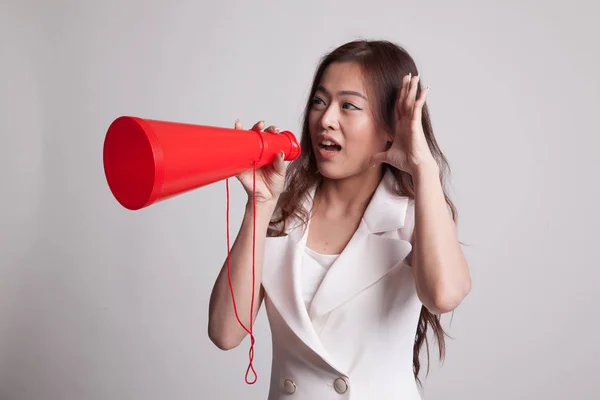 Mooie jonge Aziatische vrouw kondigen met megafoon. — Stockfoto