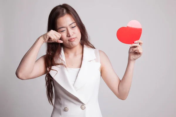 Aziatische vrouw triest en huilen met rood hart. — Stockfoto