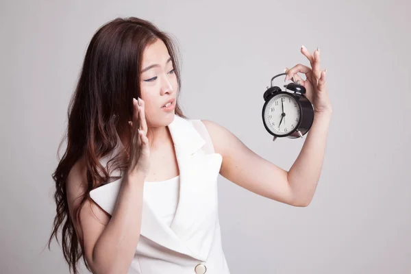 Fiatal ázsiai nő hangsúlyozta egy óra. — Stock Fotó