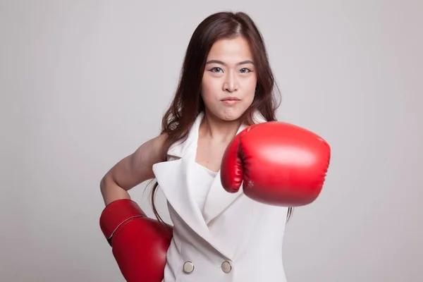 Joven mujer asiática con guantes de boxeo rojos . —  Fotos de Stock