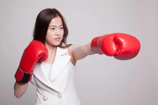 Joven mujer asiática con guantes de boxeo rojos . —  Fotos de Stock