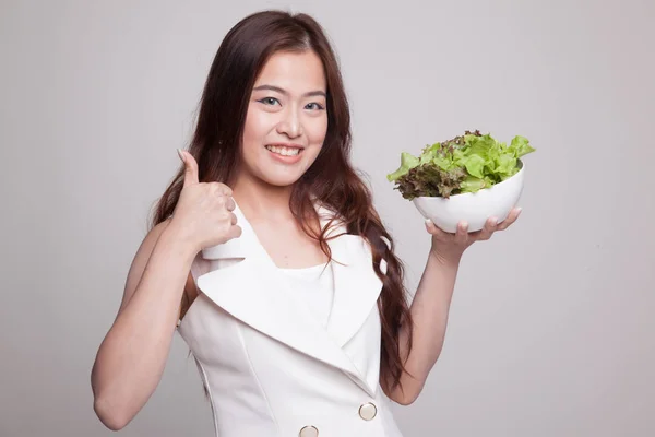 Friska asiatisk kvinna tummen upp med sallad. — Stockfoto