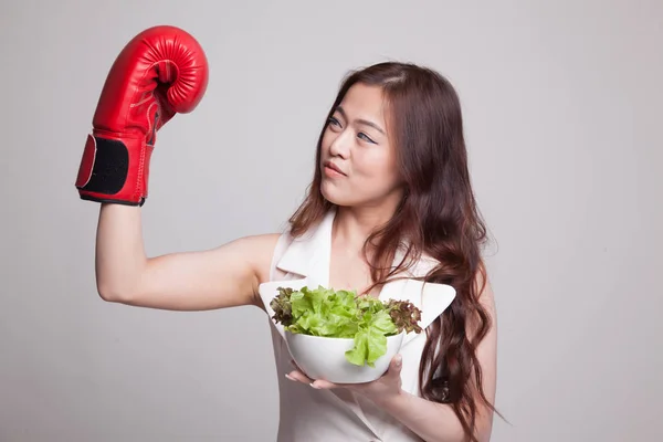 年轻的亚裔女子拳击手套与沙拉. — 图库照片