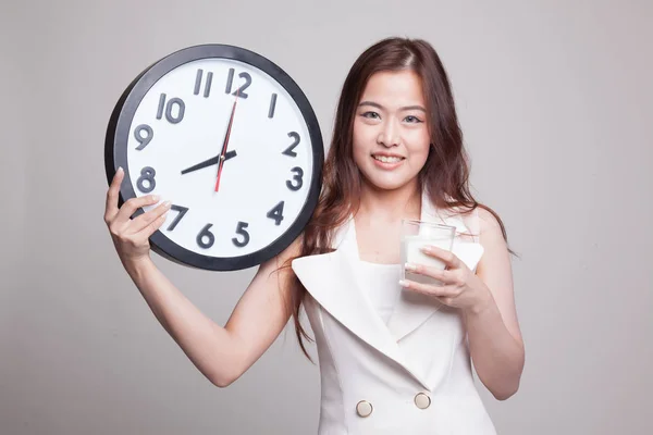 Tartsa egészséges ázsiai nő pohár tej. — Stock Fotó