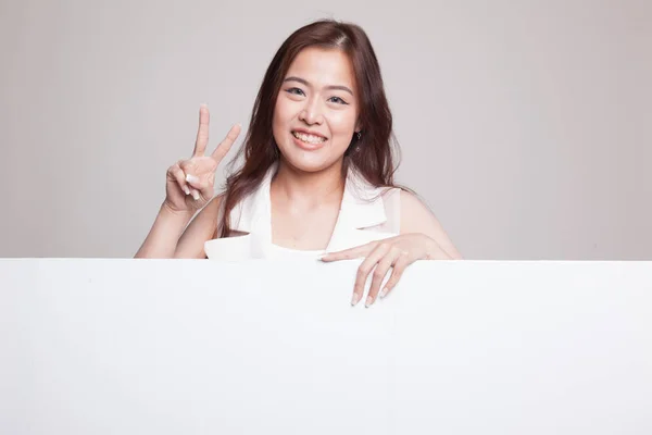 Young Asian woman show victory sign with blank sign. — Stock Photo, Image