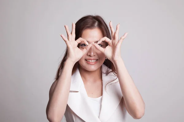 Aziatische vrouw Ken grappige dubbele Ok teken als bril. — Stockfoto