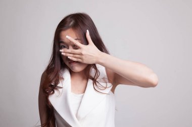 Güzel genç Asyalı kadın parmaklarının arasından dikizliyor..