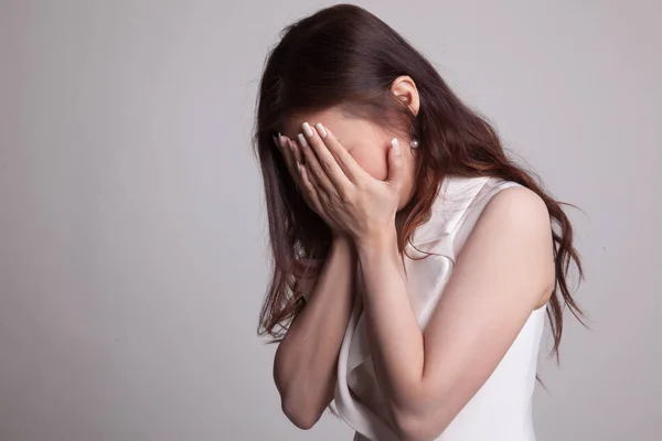 Triste joven asiática llorando con la palma de la mano. —  Fotos de Stock