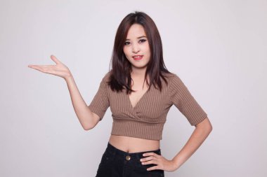 Genç Asyalı kadın eliyle mevcut.