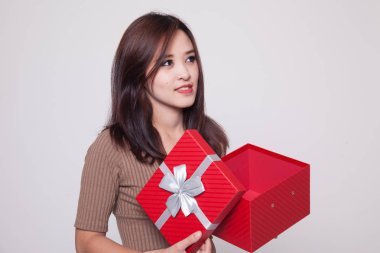 Genç Asyalı kadın açık bir hediye kutusu.