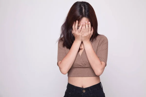 Triste joven asiática llorando con la palma de la mano. — Foto de Stock