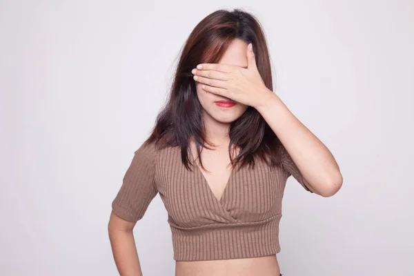 Jovem mulher asiática fechar os olhos com a mão . — Fotografia de Stock