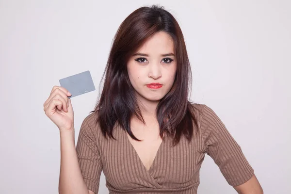 Jonge Aziatische vrouw met een lege kaart. — Stockfoto