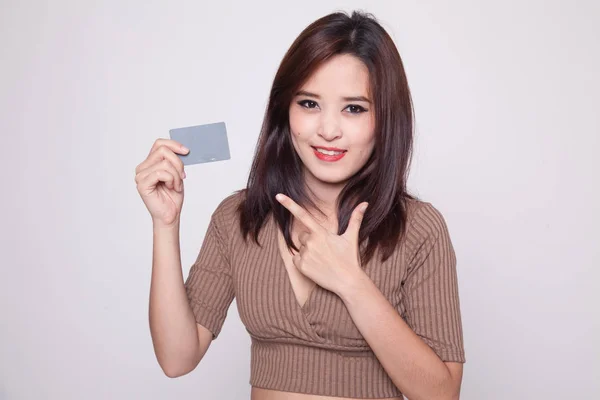 Joven mujer asiática señalar a una tarjeta en blanco . —  Fotos de Stock