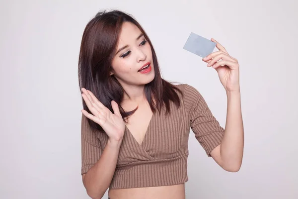 Jovem mulher asiática feliz com cartão em branco . — Fotografia de Stock