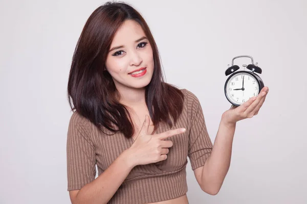 Giovane donna asiatica punta a un orologio . — Foto Stock