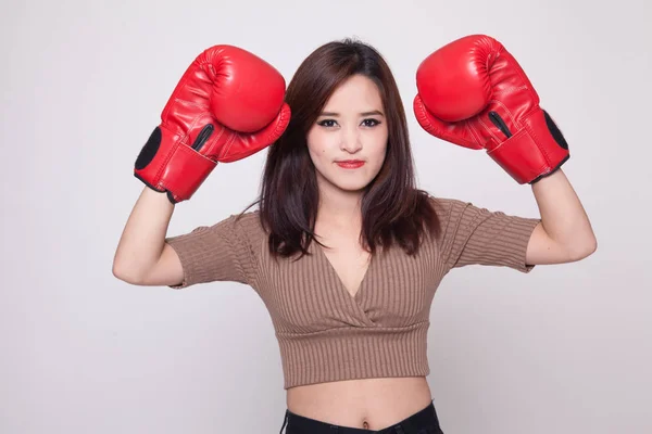 Joven mujer asiática con guantes de boxeo rojos . — Foto de Stock