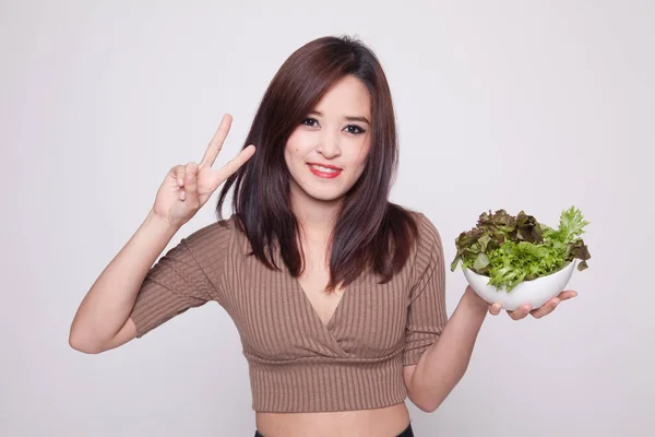 Healthy Asian woman show victory sign with salad. — Stock Photo, Image