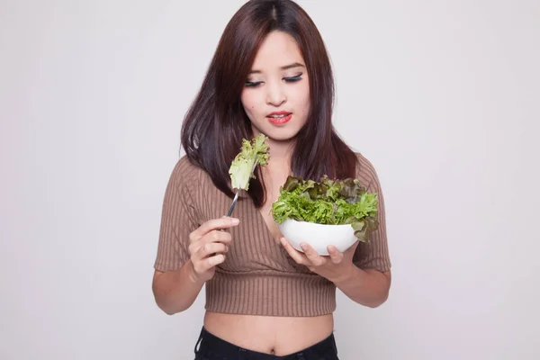 健康的なアジアの女性のサラダ. — ストック写真