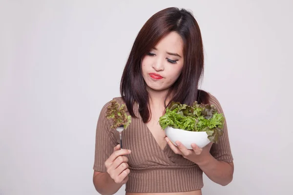 Азіатський жінка ненависті салат. — стокове фото