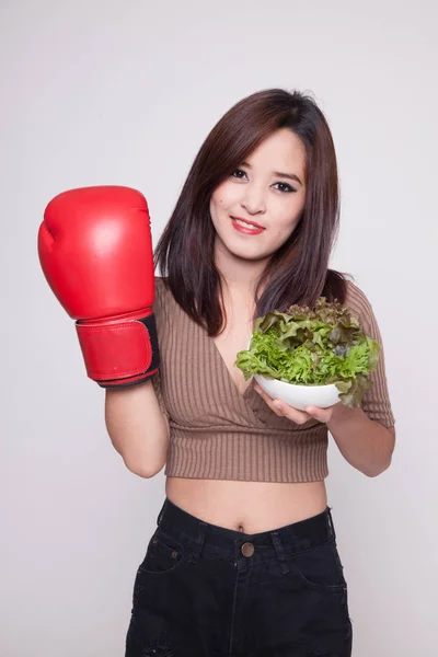 Giovane donna asiatica con guanto da boxe e insalata . — Foto Stock