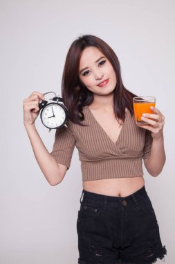 Asyalı kadın saati içki portakal suyu ile.