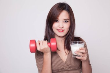 Bir bardak süt ve halter içme sağlıklı Asyalı kadın.