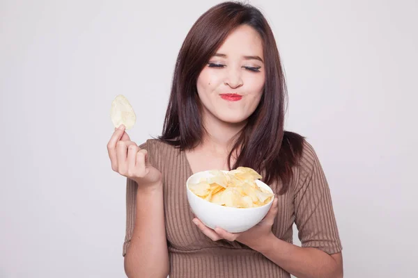 Ung asiatisk kvinna äta potatischips. — Stockfoto