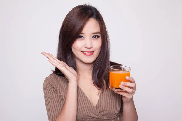 幸福的年轻亚洲女人喝桔子汁. — 图库照片