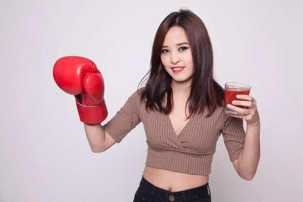 Ung asiatisk kvinde med tomatjuice og boksehandske . - Stock-foto