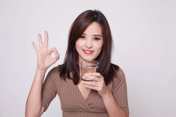 Fiatal ázsiai nő Térkép rendben van-val egy pohár, iható víz. — Stock Fotó