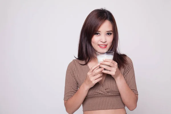 Healthy Asian woman drinking a glass of milk. — Stock Photo, Image