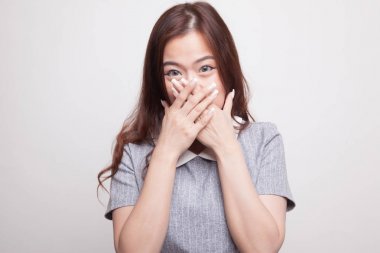 Güzel genç Asyalı kadın ağzını kapatın.