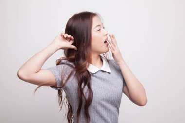 Uykulu genç Asyalı kadın esneme.