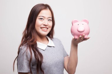 Bir domuz para banka ile genç Asyalı kadın.