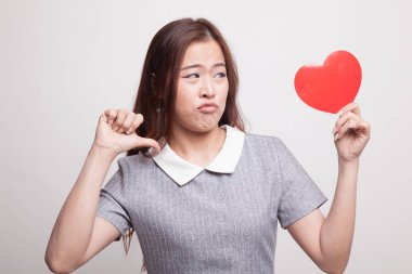 Asyalı kadın başparmak aşağı kırmızı kalpli.