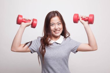 Dumbbells ile sağlıklı Asyalı kadın.
