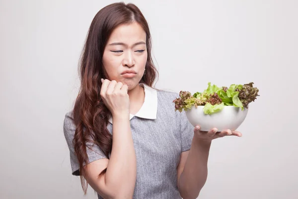 Aziatische vrouw haat salade. — Stockfoto